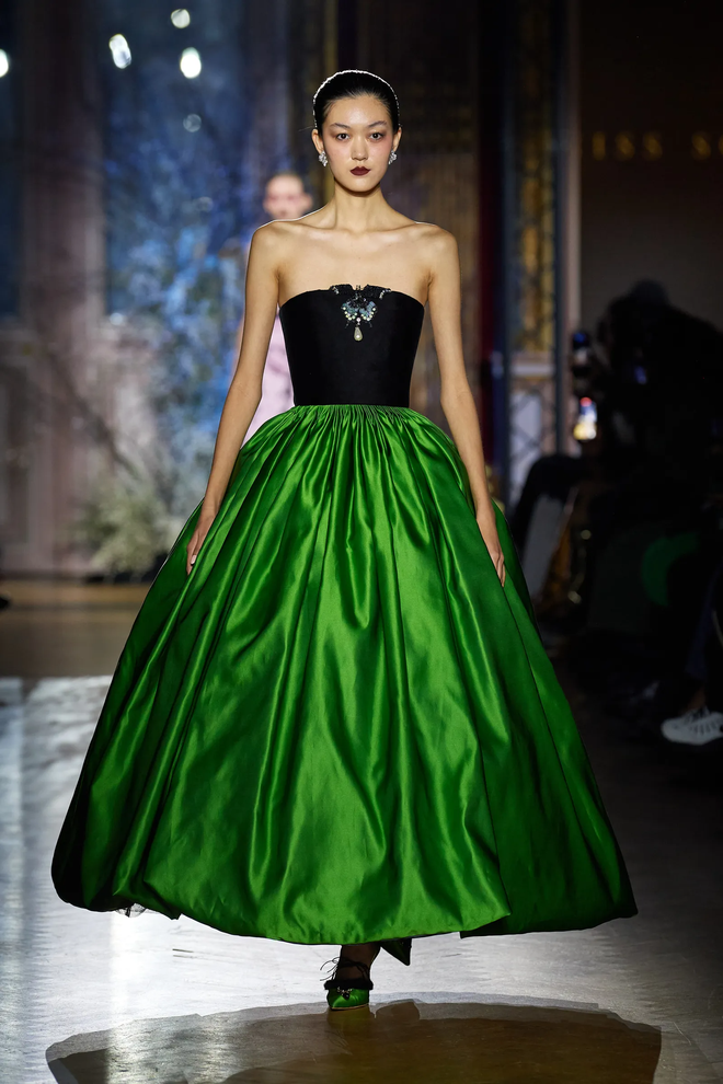 7 bộ sưu tập b&ugrave;ng nổ về thị gi&aacute;c tại Haute Couture Fashion Week - Ảnh 59.