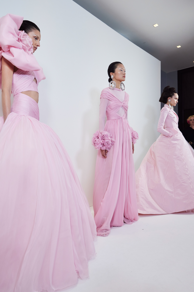 7 bộ sưu tập b&ugrave;ng nổ về thị gi&aacute;c tại Haute Couture Fashion Week - Ảnh 30.