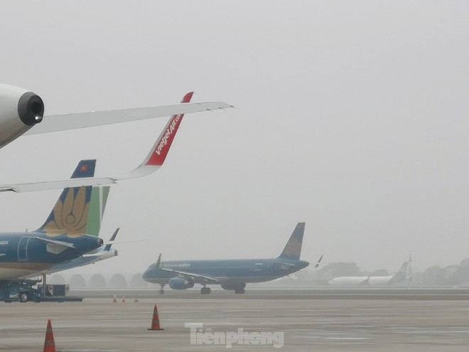 Thời tiết xấu, mù mịt, mưa phùn có ảnh hưởng đến hoạt động của sân bay Nội Bài? - Ảnh 3.