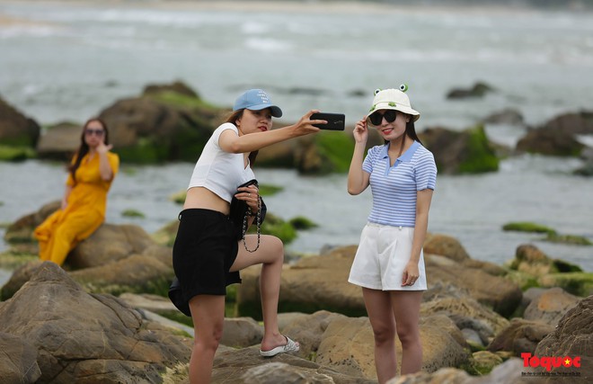 Người dân và du khách thích thú check-in mùa rêu xanh tại rạn Nam Ô - Ảnh 10.