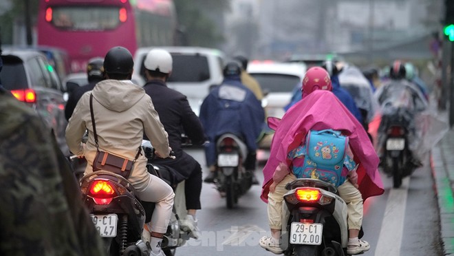 Người Hà Nội chôn chân trong mưa phùn gió bấc đến công sở ngày đầu tuần - Ảnh 8.