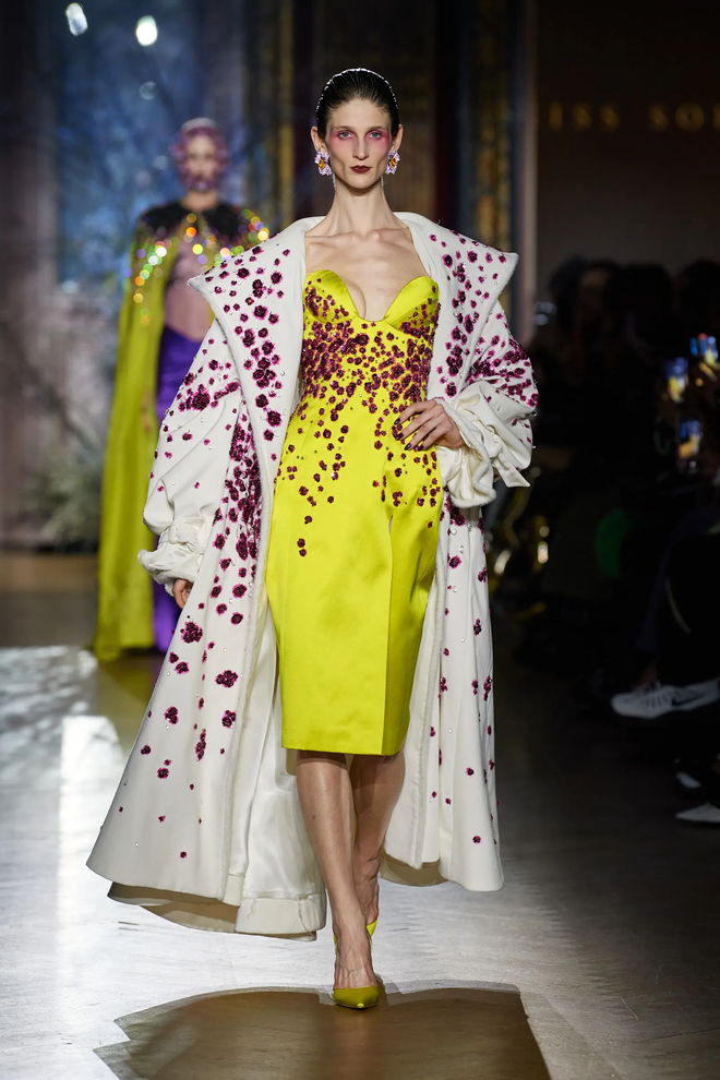 7 bộ sưu tập b&ugrave;ng nổ về thị gi&aacute;c tại Haute Couture Fashion Week - Ảnh 56.