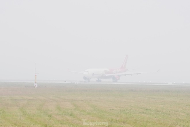 Thời tiết xấu, mù mịt, mưa phùn có ảnh hưởng đến hoạt động của sân bay Nội Bài? - Ảnh 1.