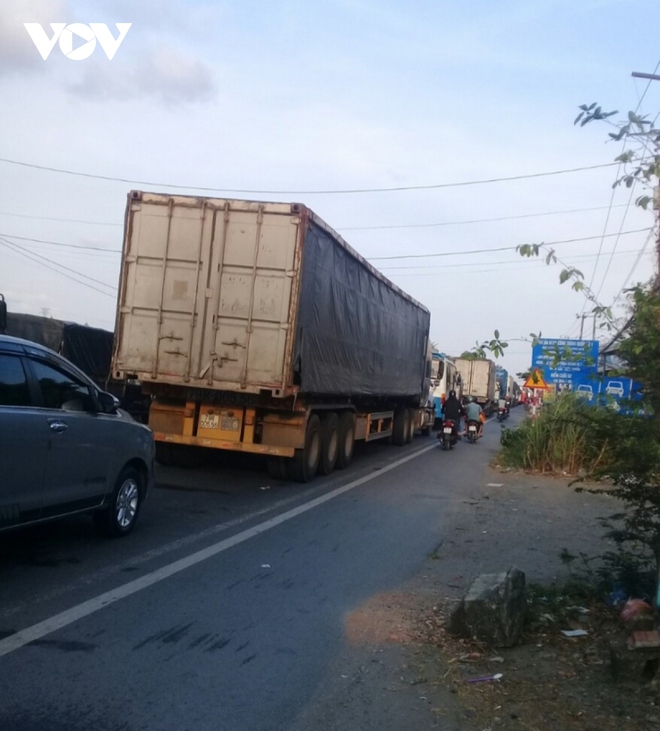 Xe ô tô chở 6 người lật ngang sau va chạm với xe container - Ảnh 3.