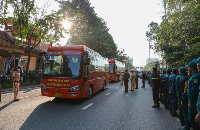 Thanh niên TP.HCM bịn rịn chia tay người thân lên đường nhập ngũ - Ảnh 13.