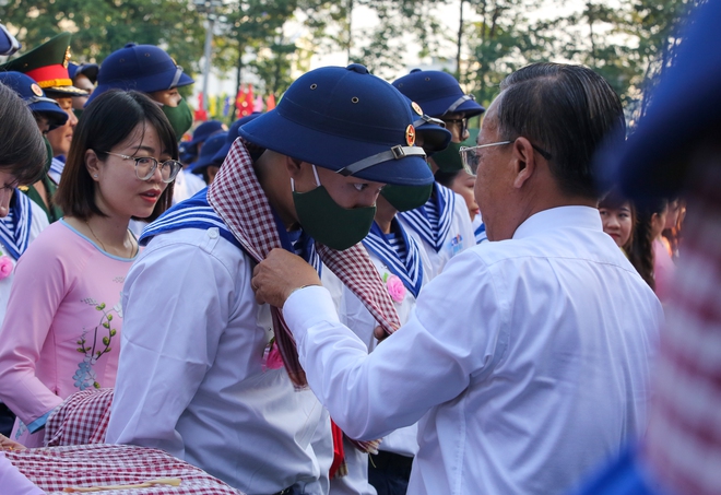 Thanh niên TP.HCM bịn rịn chia tay người thân lên đường nhập ngũ - Ảnh 7.