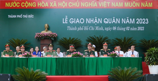 Thanh niên TP.HCM bịn rịn chia tay người thân lên đường nhập ngũ - Ảnh 4.