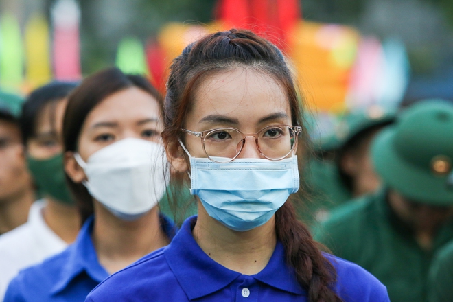 Thanh niên TP.HCM bịn rịn chia tay người thân lên đường nhập ngũ - Ảnh 2.