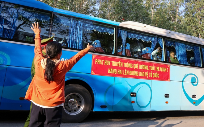 Thanh niên TP.HCM bịn rịn chia tay người thân lên đường nhập ngũ - Ảnh 12.