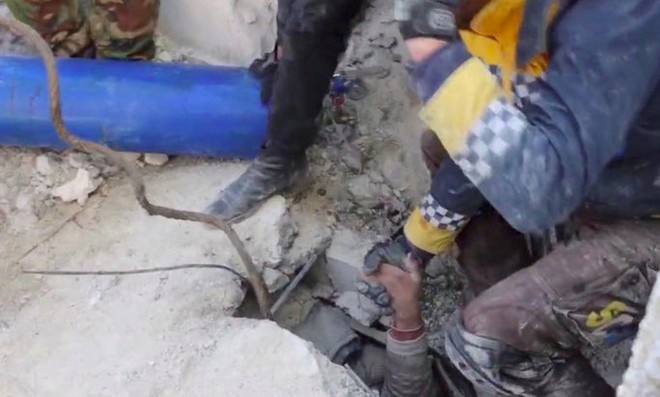 Những cảnh tượng cay mắt giữa thảm họa động đất Thổ Nhĩ Kỳ - Syria - Ảnh 7.