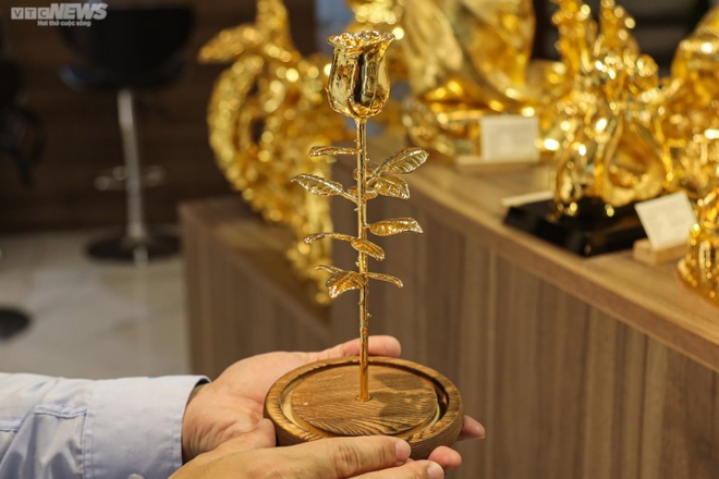 Qu&agrave; Valentine độc lạ: Hoa hồng mạ v&agrave;ng gi&aacute; v&agrave;i triệu đồng - Ảnh 4.