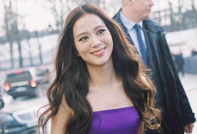 Soi clip cam thường của Jisoo (BLACKPINK) tại Paris Fashion Week: Lên ảnh bị dìm thê thảm, còn ở video thì sao? - Ảnh 2.