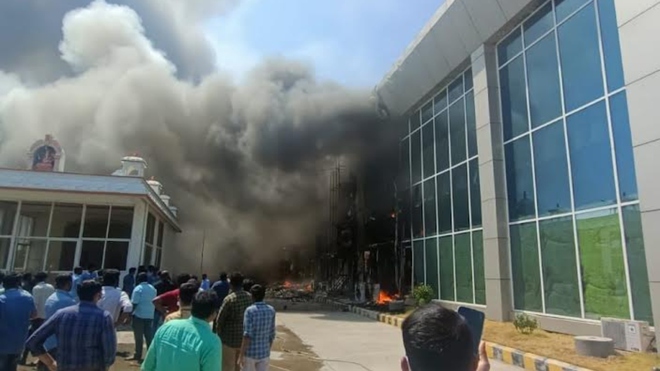Nhà cung cấp Foxlink của Apple tạm dừng sản xuất tại cơ sở ở Ấn Độ sau vụ cháy lớn - Ảnh 1.