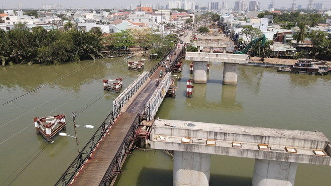 Hiện trạng cây cầu gần 600 tỉ đồng được người dân mong chờ suốt 20 năm ở TP.HCM - Ảnh 1.