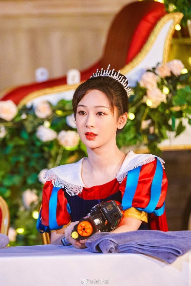 Loạt sao Hoa ngữ đua nhau h&oacute;a c&ocirc;ng ch&uacute;a, ai xuất sắc hơn? - Ảnh 8.