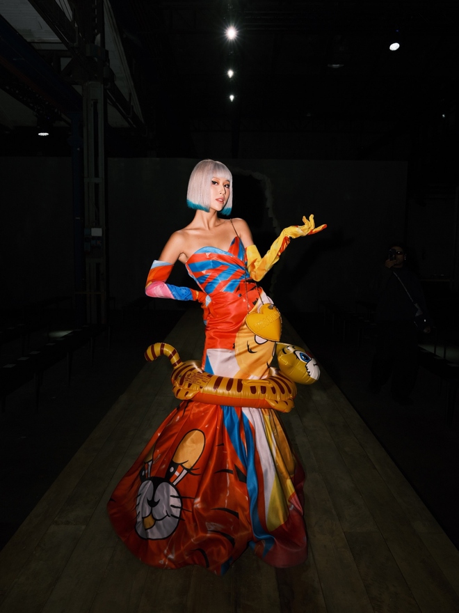 Quỳnh Anh Shyn biến hóa đầy màu sắc tại Tuần lễ thời trang Milan - Ảnh 3.