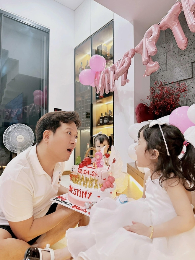 Trường Giang khoe khoảnh khắc đón sinh nhật con gái, hé lộ thêm thông tin về cô bé - Ảnh 2.