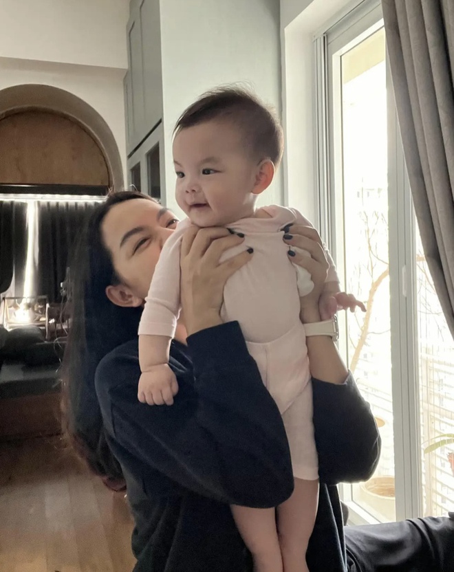 Phạm Quỳnh Anh khoe cận hình ảnh con gái út hơn 7 tháng tuổi - Ảnh 2.