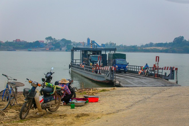 Đôi tay chai sần của những người cầm bánh lái, chở hạnh phúc qua sông ở ngoại thành Hà Nội - Ảnh 1.