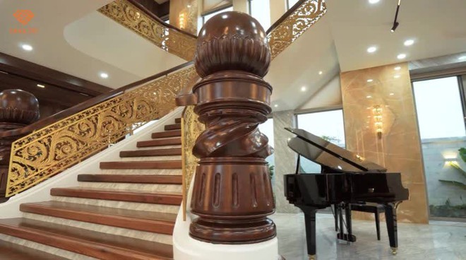 Kh&aacute;m ph&aacute; cung điện 700m2 ven s&ocirc;ng H&agrave;n, phủ v&agrave;ng, d&aacute;t gỗ qu&yacute;, ri&ecirc;ng bộ sofa ngồi chơi đ&atilde; hơn 1 tỷ - Ảnh 14.