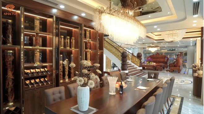 Kh&aacute;m ph&aacute; cung điện 700m2 ven s&ocirc;ng H&agrave;n, phủ v&agrave;ng, d&aacute;t gỗ qu&yacute;, ri&ecirc;ng bộ sofa ngồi chơi đ&atilde; hơn 1 tỷ - Ảnh 13.