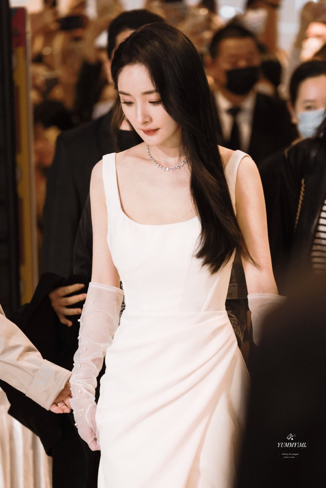 Dương Mịch đẹp đến c&acirc;m n&iacute;n trong sự kiện mới, cả trung t&acirc;m thương mại n&aacute;o loạn để được chi&ecirc;m ngưỡng nữ thần - Ảnh 3.
