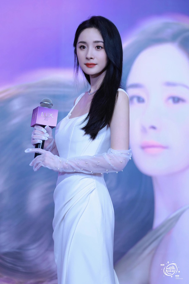 Dương Mịch đẹp đến c&acirc;m n&iacute;n trong sự kiện mới, cả trung t&acirc;m thương mại n&aacute;o loạn để được chi&ecirc;m ngưỡng nữ thần - Ảnh 5.