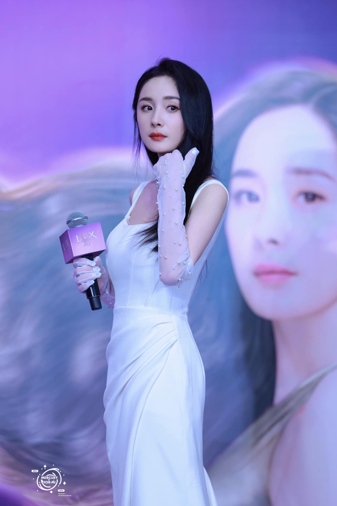 Dương Mịch đẹp đến c&acirc;m n&iacute;n trong sự kiện mới, cả trung t&acirc;m thương mại n&aacute;o loạn để được chi&ecirc;m ngưỡng nữ thần - Ảnh 6.