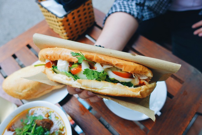 Đột nhập hàng bánh mì của mẹ Phúc Du: Hoá ra đoạn lời con trai bà bán bánh mì là có thật? - Ảnh 3.