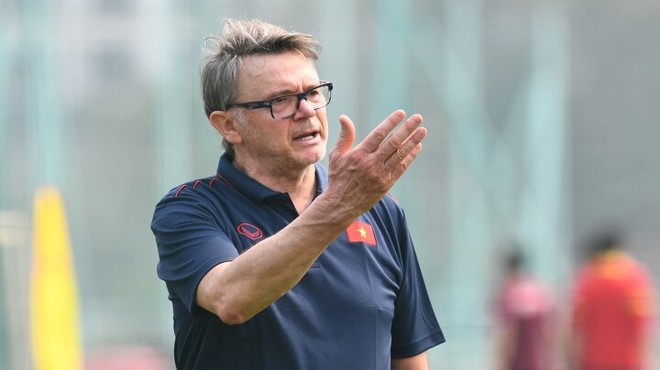 Khoa học tr&ecirc;n b&agrave;n ăn đầy b&aacute;nh kẹo, hoa quả ở s&acirc;n tập của U23 Việt Nam - Ảnh 2.