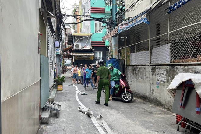 TP.HCM: Cháy nhà 4 tầng do quên tắt bếp nồi thịt kho - Ảnh 2.