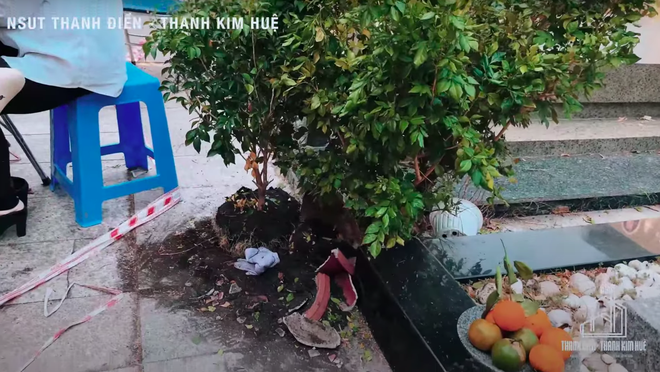 Phần mộ một nghệ sĩ nổi tiếng bị hư hỏng sau cảnh người dân chen lấn, giẫm đạp lúc đưa tang NSƯT Vũ Linh - Ảnh 6.