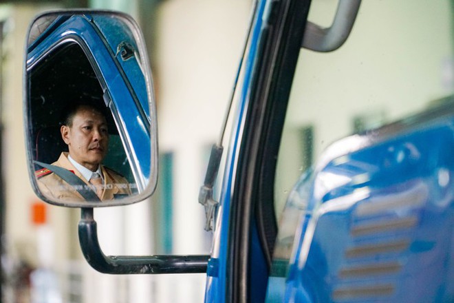 Cận cảnh CSGT trong ng&agrave;y đầu l&agrave;m đăng kiểm vi&ecirc;n - Ảnh 9.
