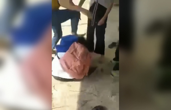 Dư luận phẫn nộ với video nữ sinh lớp 6 ở B&igrave;nh Phước bị đ&aacute;nh hội đồng - Ảnh 1.