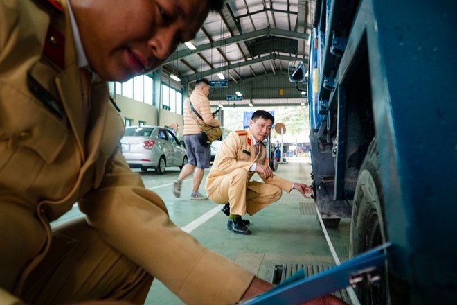 Cận cảnh CSGT trong ng&agrave;y đầu l&agrave;m đăng kiểm vi&ecirc;n - Ảnh 12.