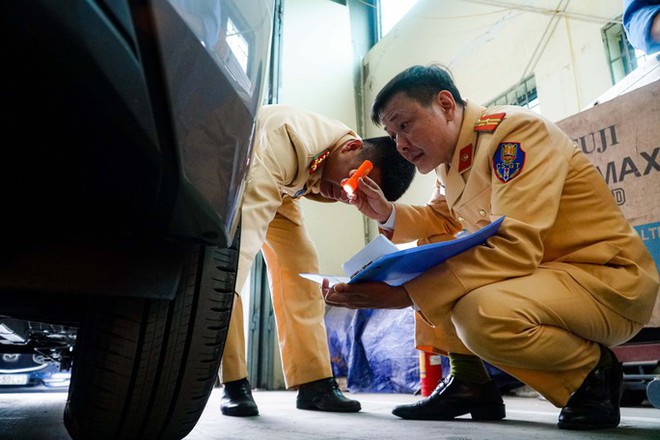 Cận cảnh CSGT trong ng&agrave;y đầu l&agrave;m đăng kiểm vi&ecirc;n - Ảnh 5.