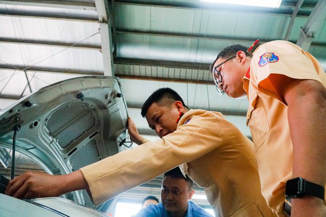 Cận cảnh CSGT trong ng&agrave;y đầu l&agrave;m đăng kiểm vi&ecirc;n - Ảnh 4.