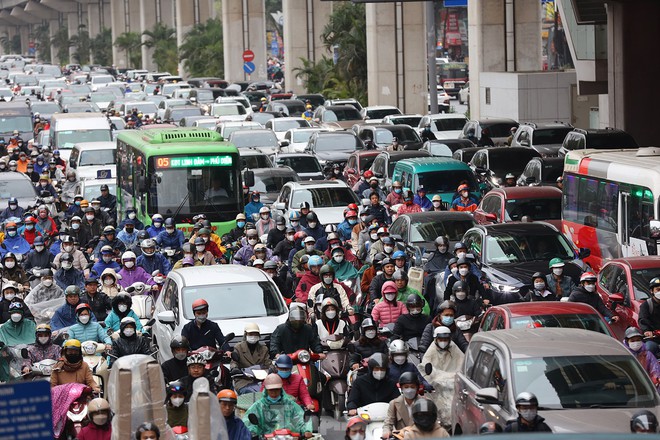 Đón gió mùa đông bắc, người dân Hà Nội đi làm đi học đầu tuần trong thời tiết lạnh - Ảnh 8.