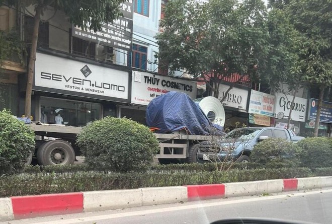 Cuộn th&eacute;p h&agrave;ng chục tấn rơi xuống đường đ&egrave; bẹp &ocirc; t&ocirc; con, người d&acirc;n kinh h&atilde;i - Ảnh 2.