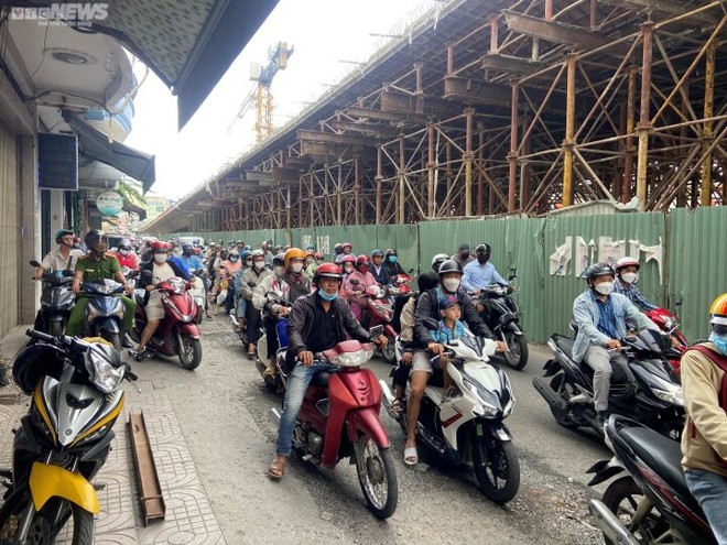 Thanh kim loại hàng chục kg rơi từ trên cao, trúng người đi đường ở Nha Trang - Ảnh 3.