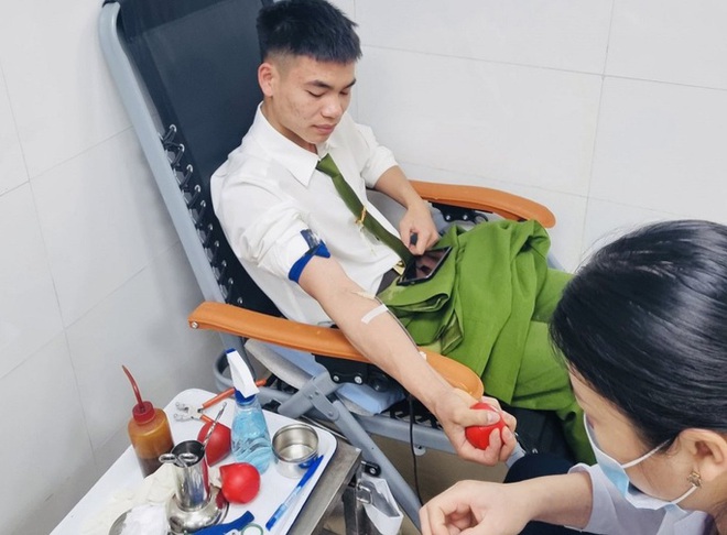 Nam cảnh sát PCCC hiến máu cứu sản phụ qua cơn nguy kịch - Ảnh 1.