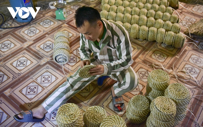 Phạm nhân nước ngoài tỉ mẩn với nghề thủ công mỹ nghệ của Việt Nam - Ảnh 6.