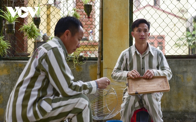 Phạm nhân nước ngoài tỉ mẩn với nghề thủ công mỹ nghệ của Việt Nam - Ảnh 2.