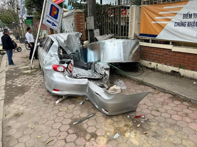 Cuộn th&eacute;p h&agrave;ng chục tấn rơi xuống đường đ&egrave; bẹp &ocirc; t&ocirc; con, người d&acirc;n kinh h&atilde;i - Ảnh 1.