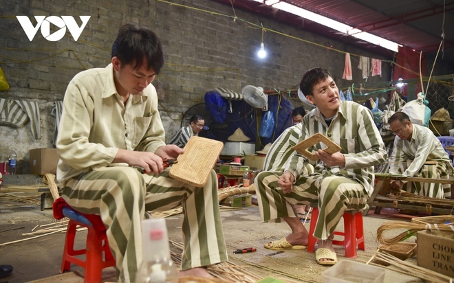 Phạm nhân nước ngoài tỉ mẩn với nghề thủ công mỹ nghệ của Việt Nam - Ảnh 16.