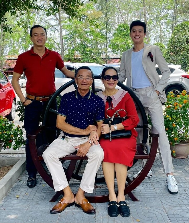 Sao Việt 13/3: Ho&agrave;i Linh lộ diện tươi tắn, L&yacute; Hải bế con g&aacute;i lớn phổng phao - Ảnh 7.
