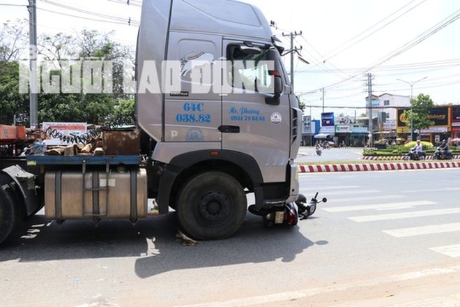 CLIP: Hiện trường người đ&agrave;n &ocirc;ng lọt v&agrave;o gầm xe tải ở Vĩnh Long - Ảnh 2.