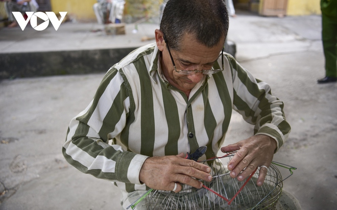 Phạm nhân nước ngoài tỉ mẩn với nghề thủ công mỹ nghệ của Việt Nam - Ảnh 15.