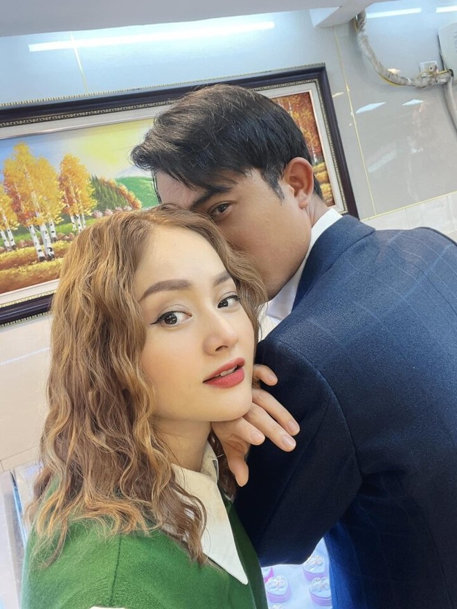 Sao Việt 13/3: Ho&agrave;i Linh lộ diện tươi tắn, L&yacute; Hải bế con g&aacute;i lớn phổng phao - Ảnh 6.