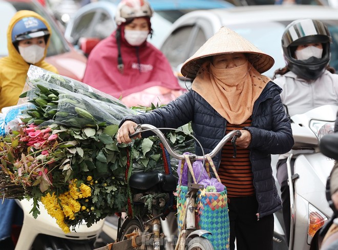 Đón gió mùa đông bắc, người dân Hà Nội đi làm đi học đầu tuần trong thời tiết lạnh - Ảnh 5.